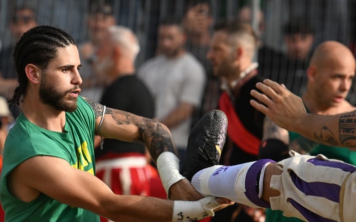 Seyircisi şaşkın oyuncusu yarı baygın: Calcio Storico başladı - Resim: 12