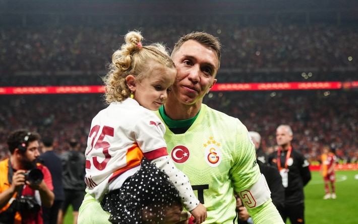 Fernando Muslera'nın yeni takımı belli oldu! Anlaşma 1,5 yıllık! - Resim: 1