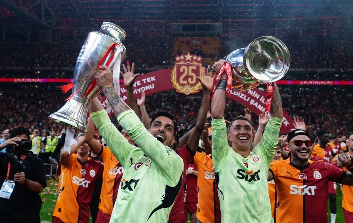 Galatasaray'ın stattaki kutlamasına damga vuran olay! Seçilen şarkıyla Kadıköy'e mesaj - Resim: 10