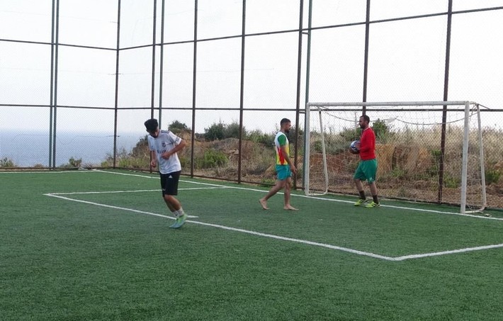 Uçurum kenarında denize sıfır futbol sahası! "Süper Lig takımlarında bile böyle manzara yok" - Resim: 3