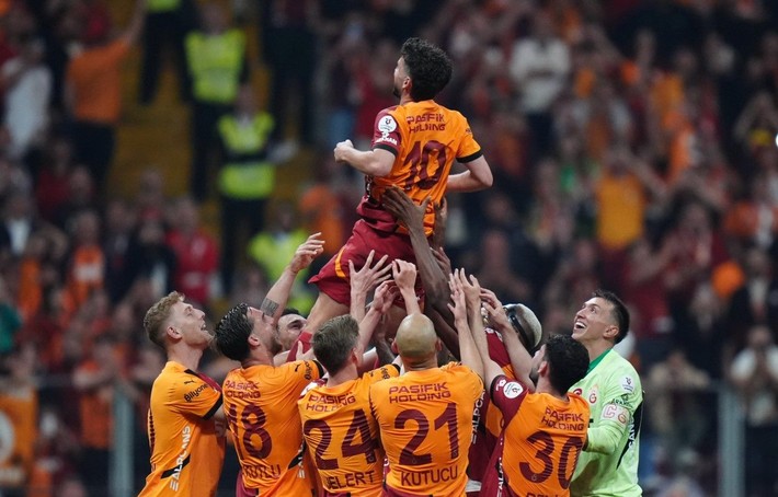 Galatasaray'ın stattaki kutlamasına damga vuran olay! Seçilen şarkıyla Kadıköy'e mesaj - Resim: 8