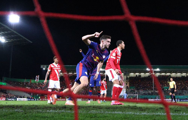 Sadettin Saran Mert Günok'u geçemeyen 'gol kralı' orta sahayı istedi - Resim: 6