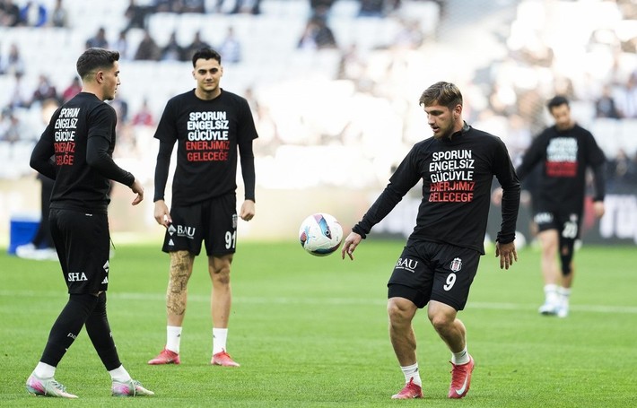 Beşiktaş'a 19 dakikada iki şok! Rakibiyle kafa kafaya çarpıştı - Resim: 3
