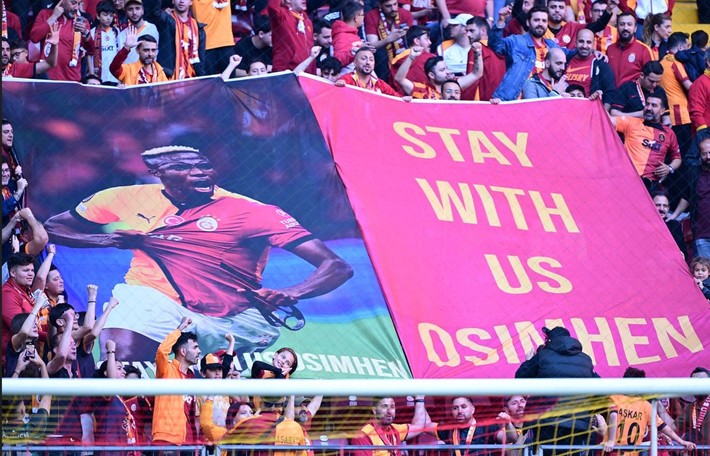 Galatasaray taraftarı Osimhen için tüm tuşlara basıyor! Tribünde özel misafir - Resim: 1