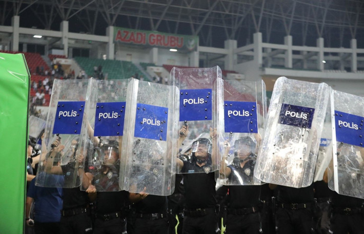 Amedspor - Erzurumspor maçı sonrası kavga çıktı! Polis sahaya girdi - Resim: 4