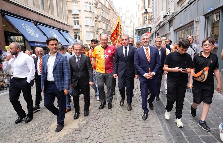 Belçika'daki Manneken Pis heykeline Galatasaray forması giydirildi - Resim: 4
