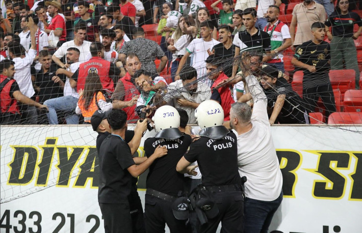 Amedspor - Erzurumspor maçı sonrası kavga çıktı! Polis sahaya girdi - Resim: 5