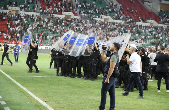 Amedspor - Erzurumspor maçı sonrası kavga çıktı! Polis sahaya girdi - Resim: 2
