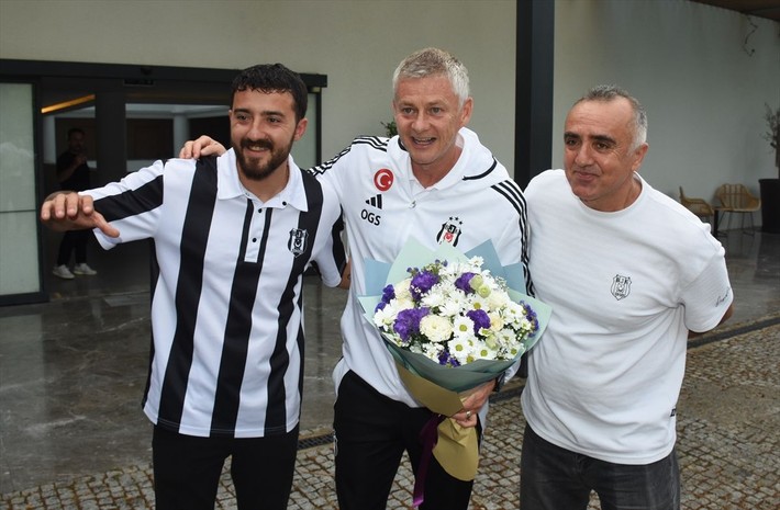 Beşiktaş taraftarı takımı karşıladı, otobüsten 'Vurunca ne oluyor' tepkisi geldi! Herkes o ismi arıyor - Resim: 3