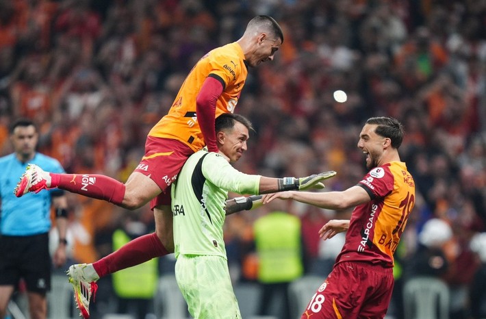 Mourinho'dan Muslera'ya sert mesaj: Galatasaray'ın kutlamalarında gördük - Resim: 9