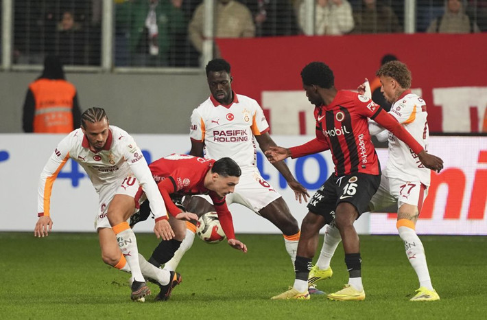 Leroy Sane attı Yunus Akgün ofsaytta diye gol sayılmadı! Trio 14 pozisyonu tek tek açıkladı - Resim: 8