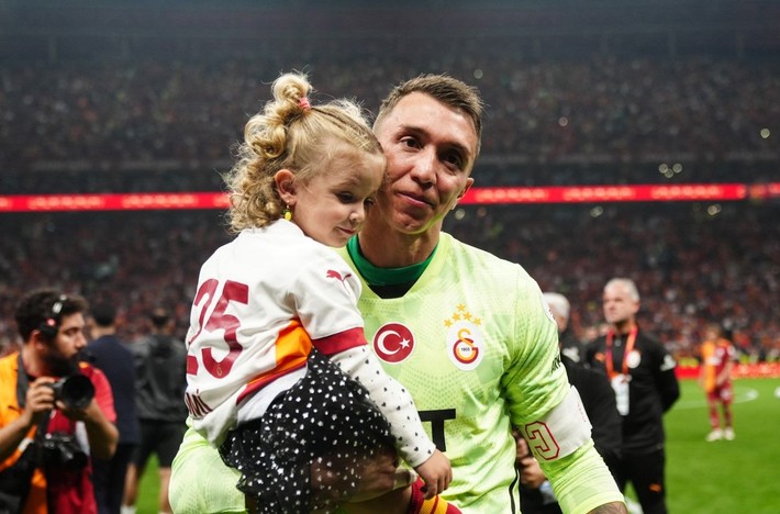 Galatasaray'ın stattaki kutlamasına damga vuran olay! Seçilen şarkıyla Kadıköy'e mesaj - Resim: 12