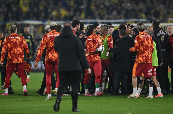 Fenerbahçe - Galatasaray derbisi öncesinde saha karıştı - Resim: 2