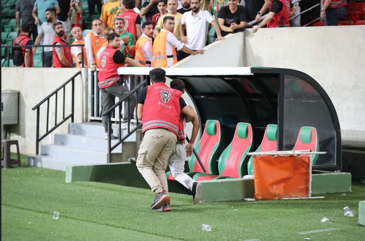 Amedspor - Erzurumspor maçı sonrası kavga çıktı! Polis sahaya girdi - Resim: 7