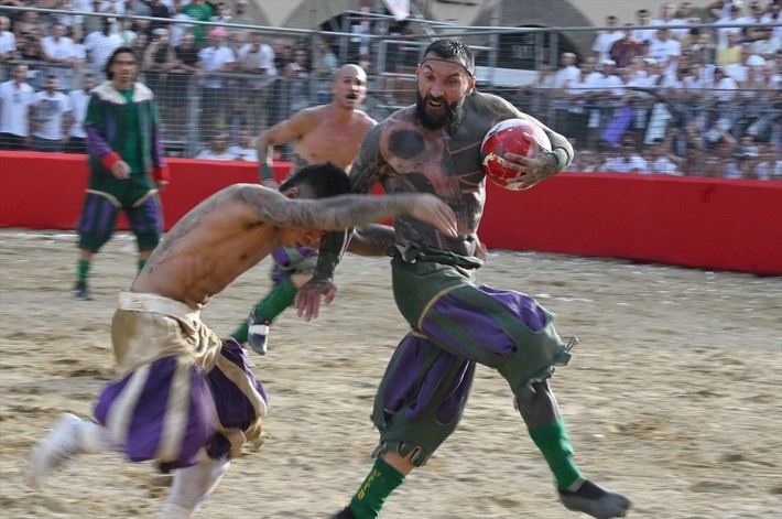 Seyircisi şaşkın oyuncusu yarı baygın: Calcio Storico başladı - Resim: 1