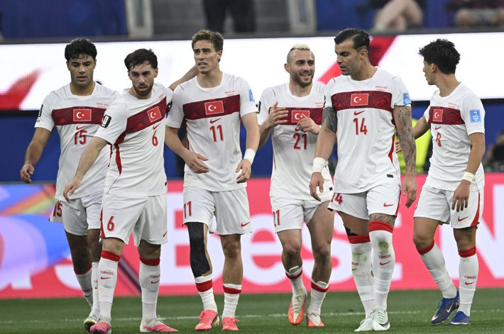 3-2'lik zaferin ardından sert manşet: Kadro kumarın bir işe yaramadı - Resim: 4