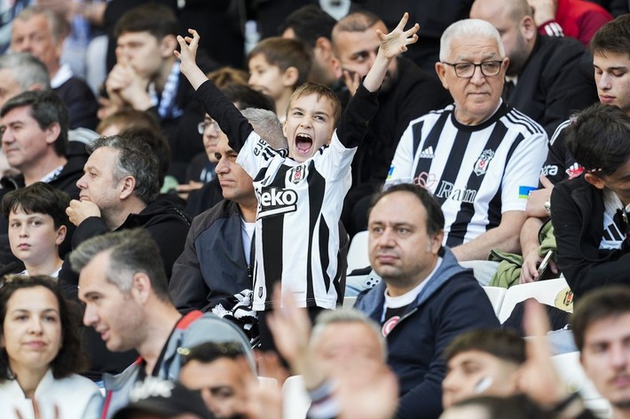 Beşiktaş'a 19 dakikada iki şok! Rakibiyle kafa kafaya çarpıştı - Resim: 2