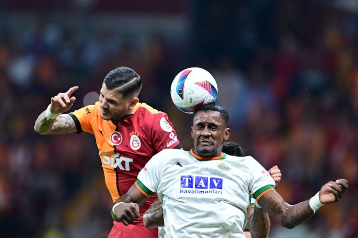 Dursun Özbek Dzeko ve Visca'nın uykularını kaçıran orta saha için görüşmelere başladı! 18 maçta 9 gol 3 asist - Resim: 3