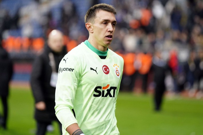 Juan Mata Muslera'nın Galatasaray kariyerini bitirdi! Morata'dan sonra şimdi bir de kaleci gönderiyor - Resim: 2