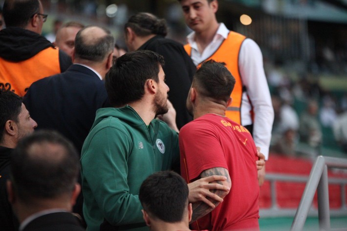 Konya'da maç öncesi olay! Abdülkerim Bardakcı taraftarla tartıştı - Resim: 3