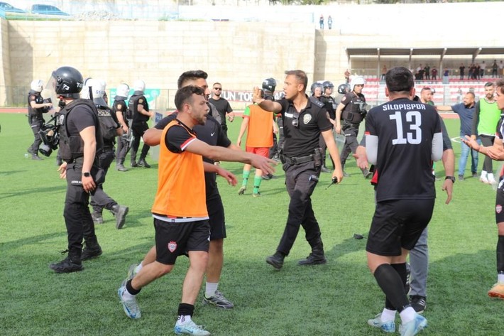 Şırnak'ta futbolcular tekme tokat kavga etti - Resim: 6