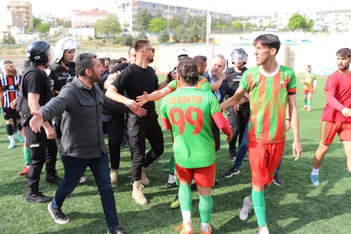 Şırnak'ta futbolcular tekme tokat kavga etti - Resim: 8
