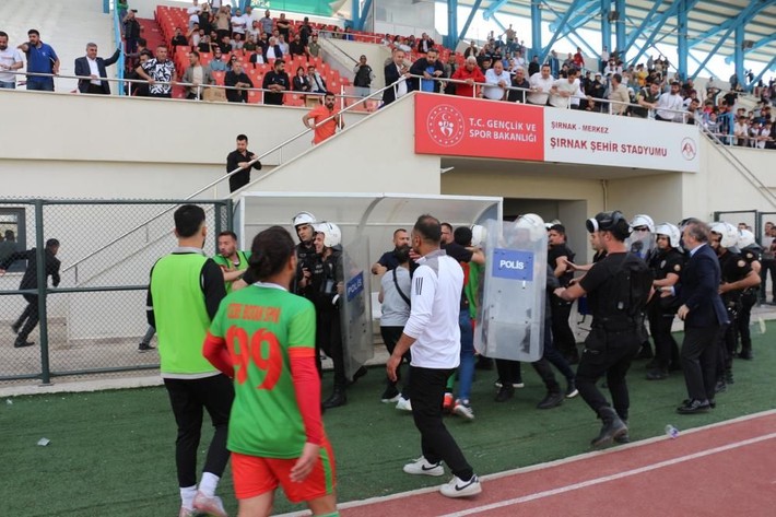 Şırnak'ta futbolcular tekme tokat kavga etti - Resim: 9