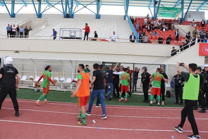 Şırnak'ta futbolcular tekme tokat kavga etti - Resim: 10