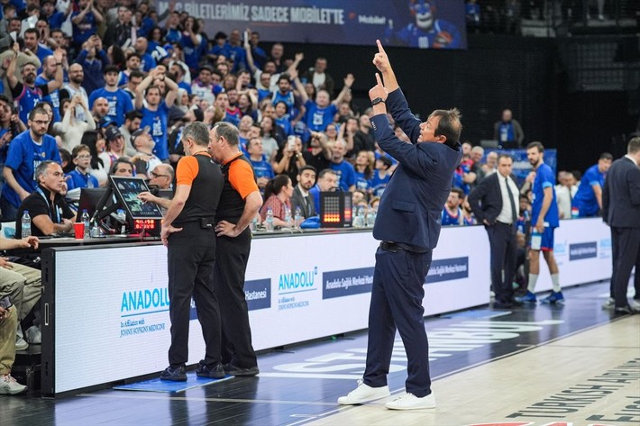 Anadolu Efes taraftarı 'Mola alsana' dedi Ergin Ataman küplere bindi! "Benim sayemde başarılısınız" - Resim: 5