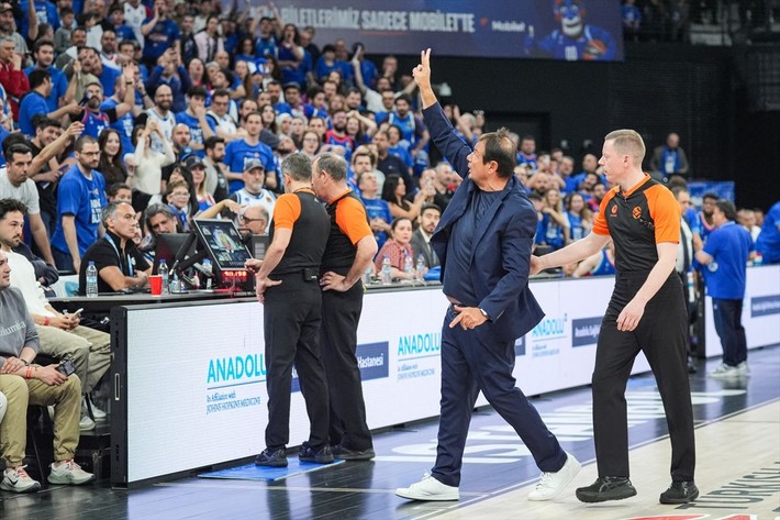 Anadolu Efes taraftarı 'Mola alsana' dedi Ergin Ataman küplere bindi! "Benim sayemde başarılısınız" - Resim: 4
