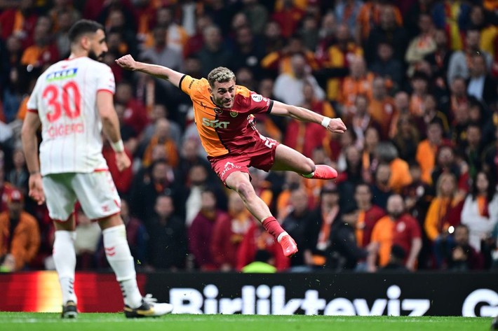 Torreira En Nesyri ve Dzeko'dan daha fazla gol attı ünlü yorumcu çıldırdı: Çöp bunlar çöp! - Resim: 6