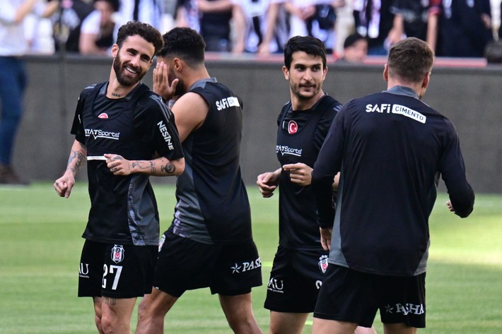 Beşiktaş'ın taraftara açık idmanında sürpriz isim! 19 yıl sonra yeniden sahada - Resim: 1