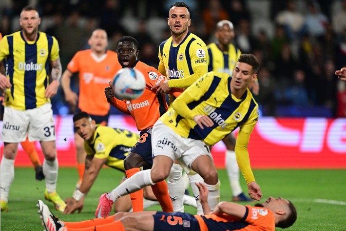 Tadic Talisca'nın üzerine yürüdü! Başakşehir'de gergin anlar - Resim: 1