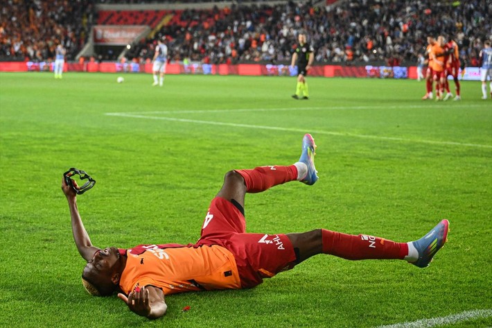 Galatasaray tribünleri yönetimden Osimhen'i istedi! Niyeryalı golcünün tepkisi gündem oldu - Resim: 3
