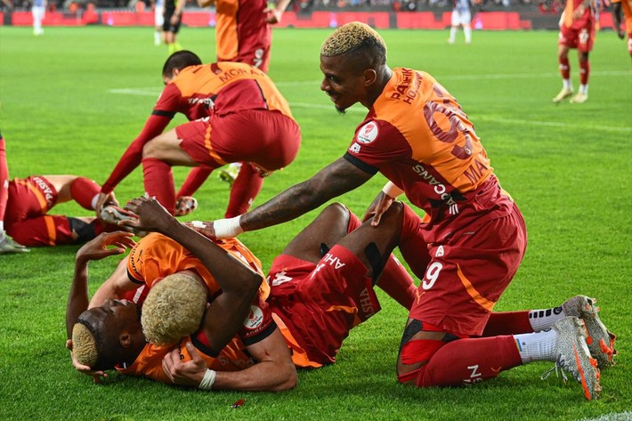 Galatasaray tribünleri yönetimden Osimhen'i istedi! Niyeryalı golcünün tepkisi gündem oldu - Resim: 2