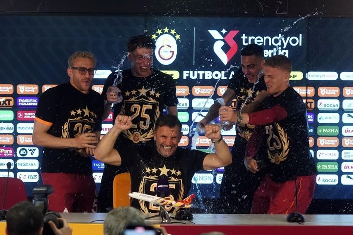 Futbolcular basın toplantısını bastı: Okan Buruk istifa! - Resim: 8