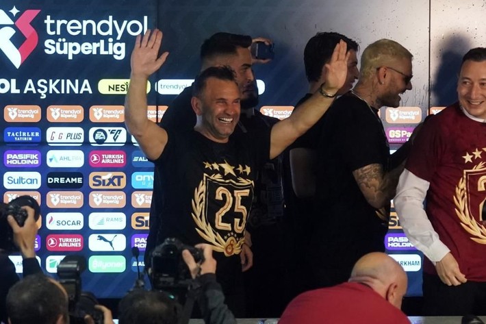 Futbolcular basın toplantısını bastı: Okan Buruk istifa! - Resim: 2