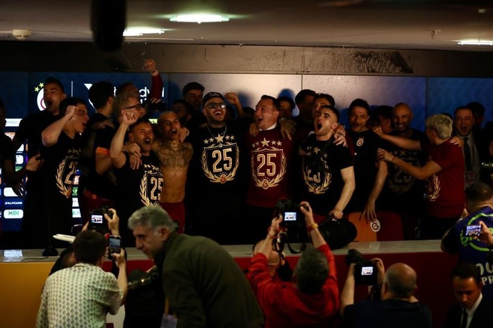 Futbolcular basın toplantısını bastı: Okan Buruk istifa! - Resim: 5