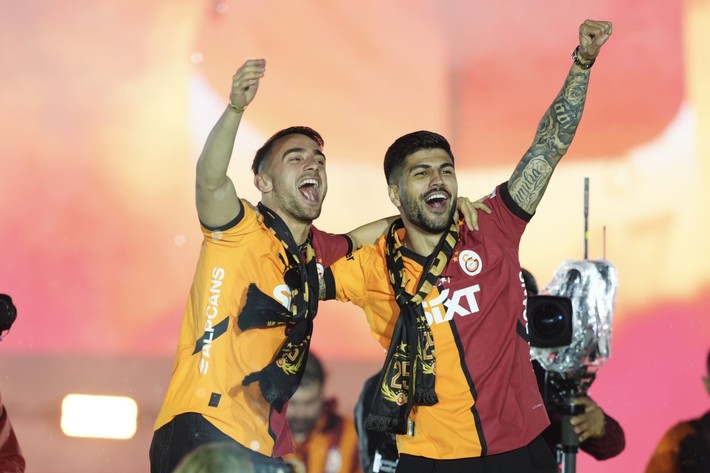Morata sahneye çıkmadı, Efe Akman ıslıklandı! Futbolcular sahneye hangi şarkılarla çıktı? - Resim: 1