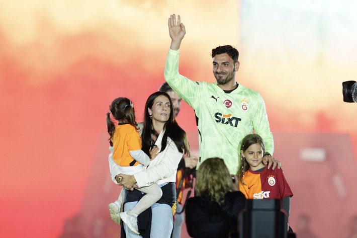 Morata sahneye çıkmadı, Efe Akman ıslıklandı! Futbolcular sahneye hangi şarkılarla çıktı? - Resim: 10