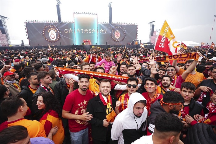 Eray Yazgan'ın Fenerbahçe göndermesine Galatasaray taraftarından tepki: Batırdığın kutlamaları konuş - Resim: 5