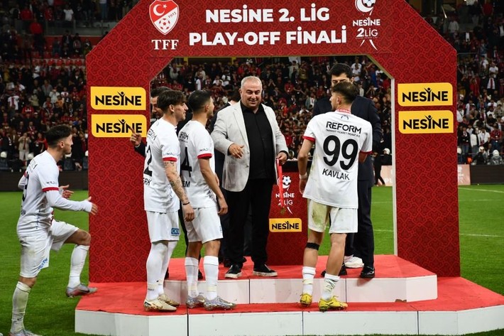 Şampiyonluk kutlamasına böyle çıktı! En son Fenerbahçe'de Mehmet Topal yapmıştı - Resim: 11