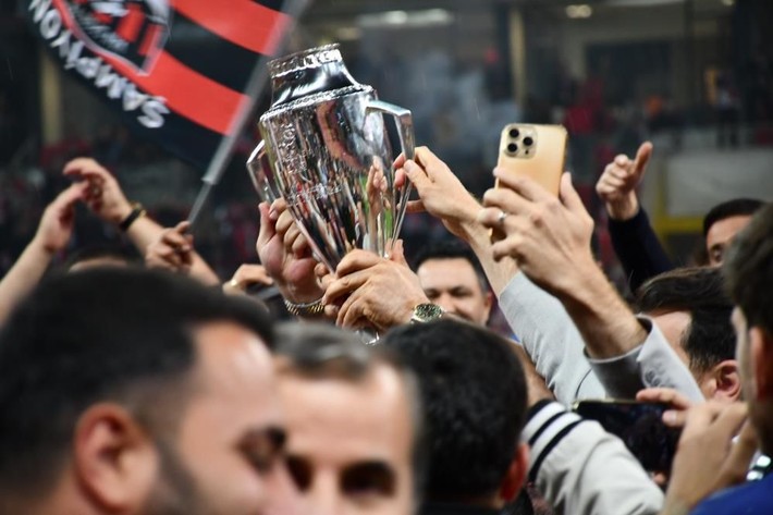 Şampiyonluk kutlamasına böyle çıktı! En son Fenerbahçe'de Mehmet Topal yapmıştı - Resim: 12