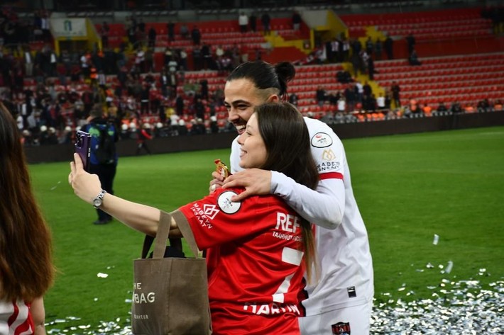 Şampiyonluk kutlamasına böyle çıktı! En son Fenerbahçe'de Mehmet Topal yapmıştı - Resim: 4