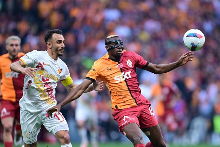 Dursun Özbek Devin Özek'in gol makinesini bitirdi: Osimhen gitti diye üzülmeyin daha iyisi geliyor - Resim: 2
