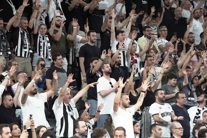 Derbide kavga çıktı! Ali Koç sahadan koşarak çıktı - Resim: 8