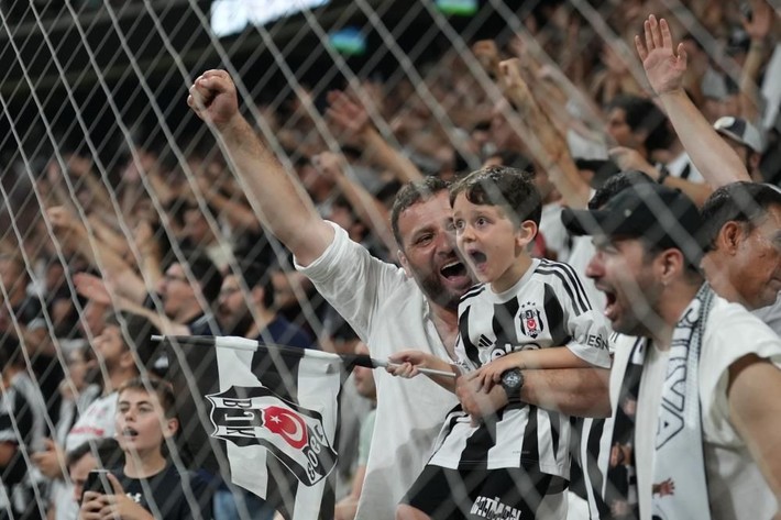 Beşiktaş tribünlerinden protesto ve Sergen Yalçın sesleri - Resim: 6