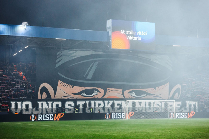 Viktoria Plzen taraftarından tepki çeken pankartı için 'şaka' açıklaması - Resim: 4