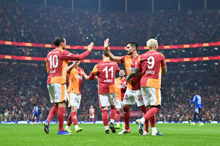 Galatasaray 24,5 milyon euroyu kulübeye gömdü! Sezon sonunda üçü de gidebilir - Resim: 1