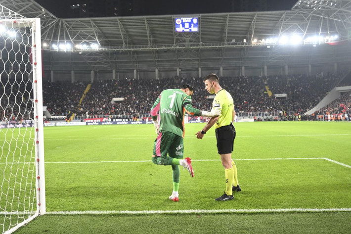 2-1'den sonra Uğurcan Çakır hakkında inanılmaz sözler: Doğru yer alamıyor! - Resim: 11